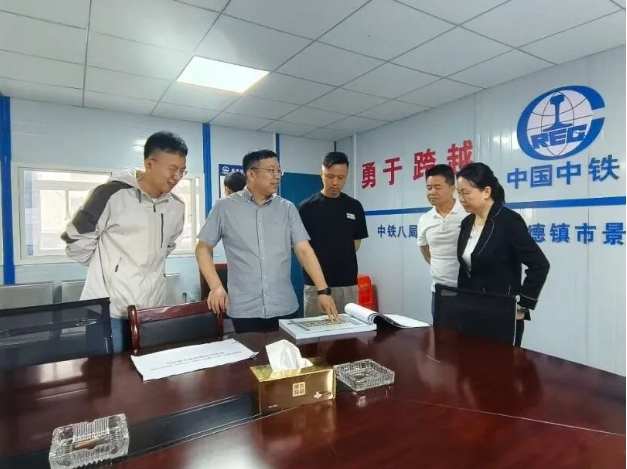 市古鎮(zhèn)投資公司黨總支書記、董事長周長根帶隊(duì)調(diào)研古鎮(zhèn)學(xué)府小區(qū)建設(shè)項(xiàng)目