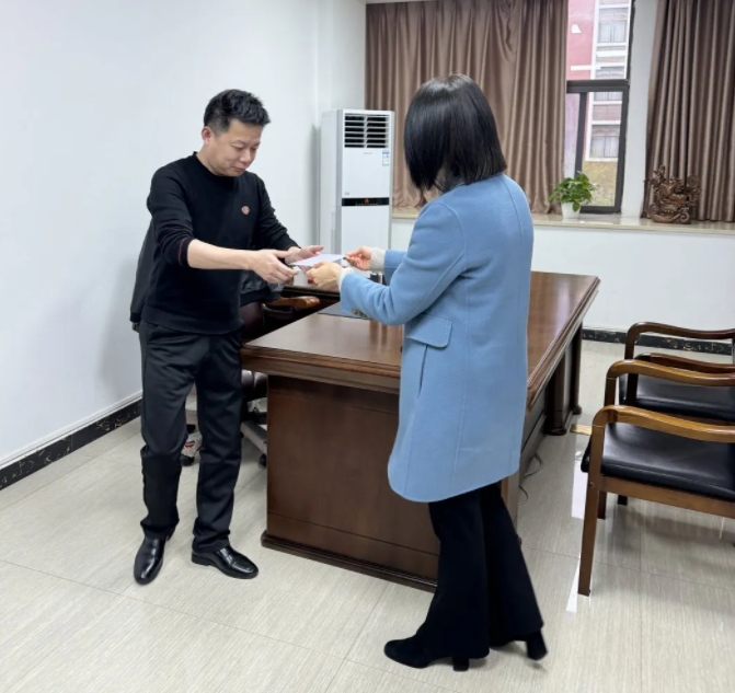 生日傳真情 關(guān)愛暖人心——市古鎮(zhèn)投資公司工會(huì)為職工送上生日慰問