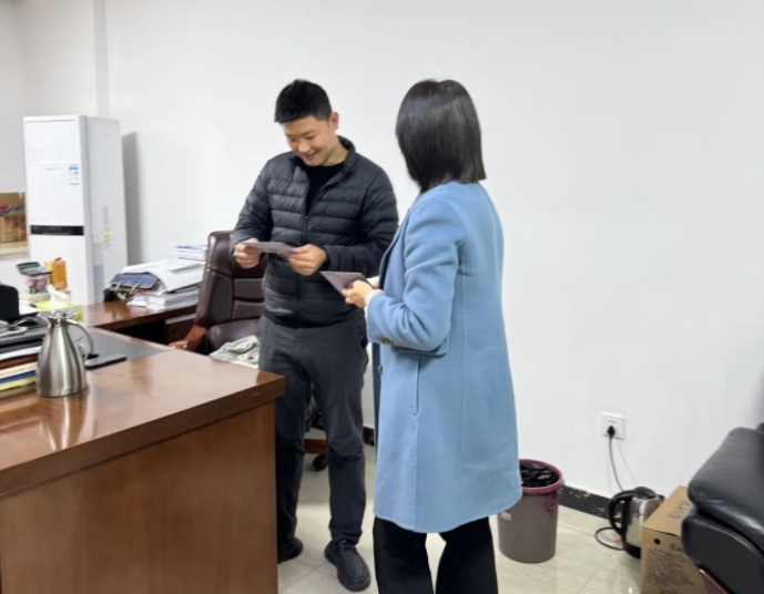 生日傳真情 關(guān)愛暖人心——市古鎮(zhèn)投資公司工會(huì)為職工送上生日慰問